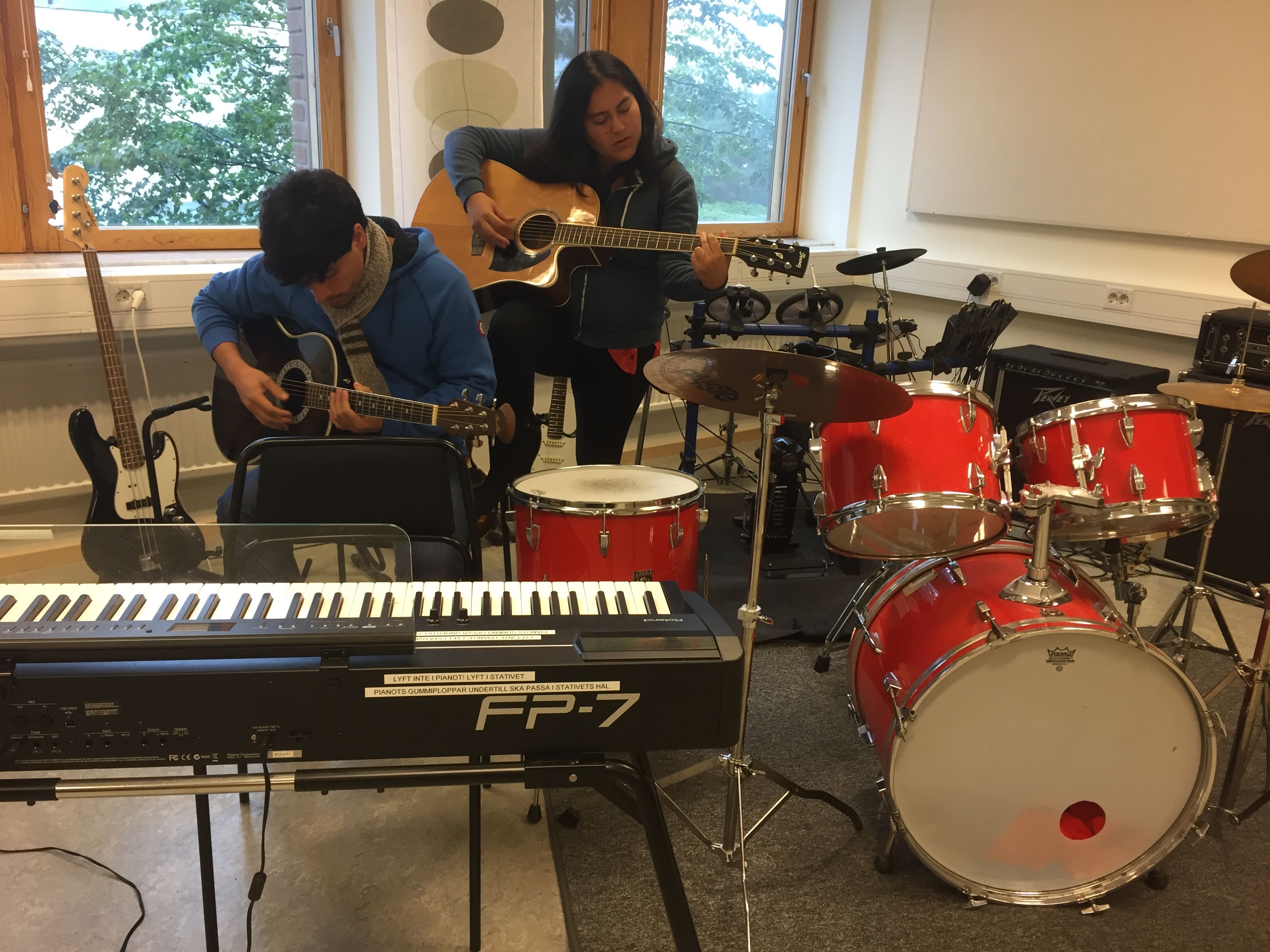 Roberto y Natalia tocando la guitarra en la universidad